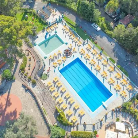 In Ferienresidenz With Pool Гарленда